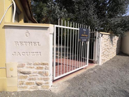 a gate with a sign that reads retreat samurai at Ô Rethel Jacuzzi, Gîte Ardennes in Rethel