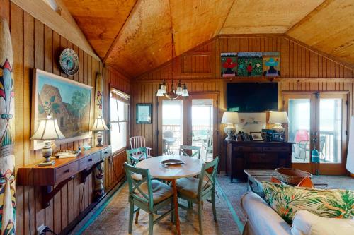 une cuisine et une salle à manger avec une table et des chaises dans l'établissement Sho-rest, à Folly Beach