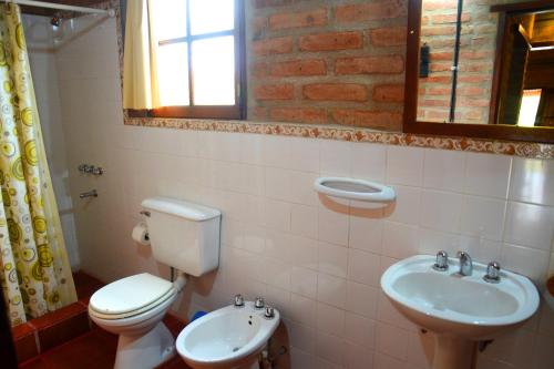 Koupelna v ubytování LA TOMA Complejo de Montaña - Cabañas y Habitaciones en Hosteria