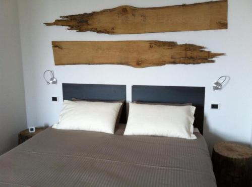 1 dormitorio con 1 cama y 2 luces en la pared en Guesthouse Grand View, en Malcesine