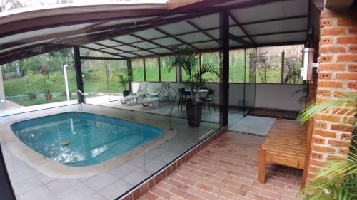 einen Pool in einem Haus mit einer Terrasse in der Unterkunft Recanto na Floresta in Rio Branco
