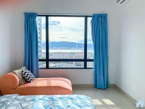 Zimmer mit einem Fenster mit blauen Vorhängen und einem Sofa in der Unterkunft HomeSweetHome in Perai