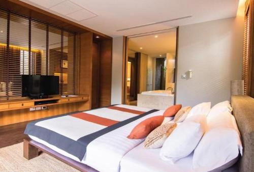 Una cama o camas en una habitación de MUTHI MAYA Forest Pool Villa KHAO YAI