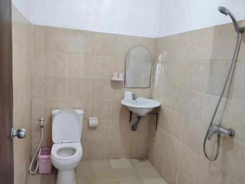 a bathroom with a toilet and a sink at G Saskara Homestay in Sanur