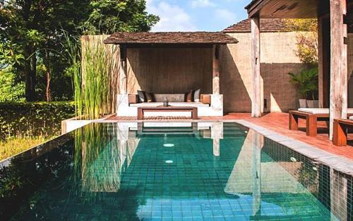 La alberca dentro o cerca de MUTHI MAYA Forest Pool Villa KHAO YAI