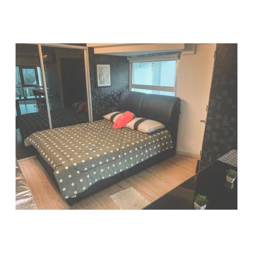 un letto con due cuscini sopra in una stanza di The ceo suites by Zenbnb a Bayan Lepas