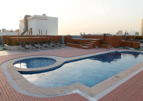 una gran piscina en la parte superior de un edificio en Zenith Smart Vacation Homes Rental - ZENITH TOWER A1 en Dubái