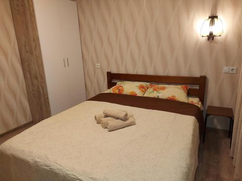 una camera da letto con un letto e un asciugamano sopra di 1к квартира Оболонь- м.Минская и Героев Днепра a Kiev