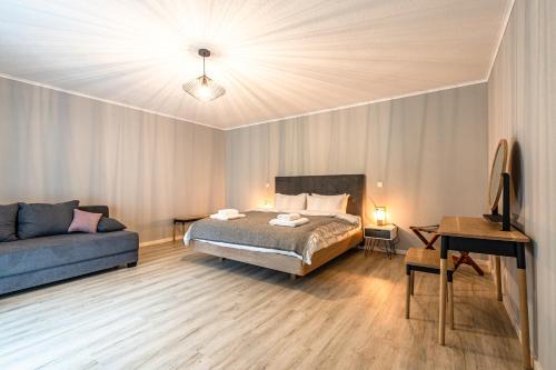 een slaapkamer met een bed en een bank bij stuub langenbach in Titisee-Neustadt