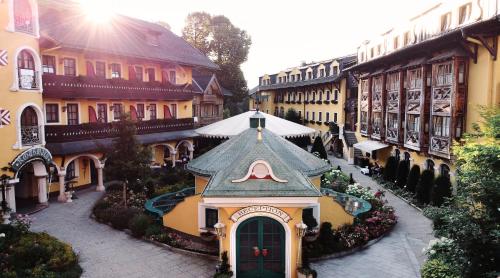 a small building with a roof in a courtyard at Hotel Pichlmayrgut in Schladming