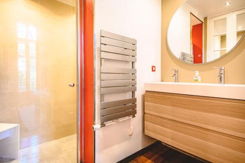 une salle de bain avec un lavabo et un miroir dans l'établissement The Gorgeous Hyper Center private garden, à Reims