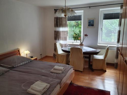 una camera con letto, tavolo e sedie di Ferienwohnung Danziger a Celle