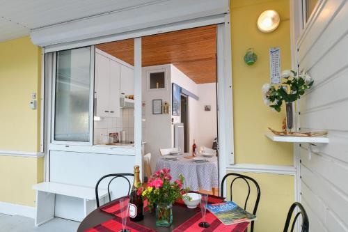 - une petite table avec des fleurs dans la chambre dans l'établissement Studio Les Marmottes hypercentre de Cauterets, à Cauterets