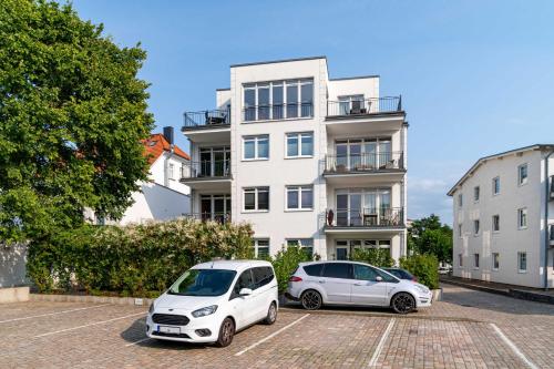 オストゼーバート・ゼリンにあるVilla Wiederkehr Whg 08 Wilhelmineの建物前の駐車場に駐車した車2台