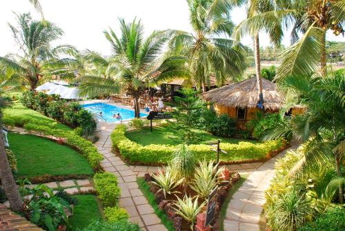uma vista aérea de um resort com uma piscina em Santana Beach Resort em Candolim