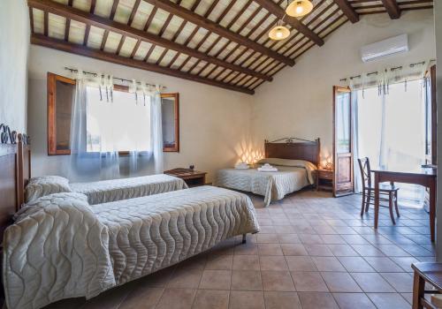 - une chambre avec 2 lits, une table et des chaises dans l'établissement Villa Altair, à Mazara del Vallo