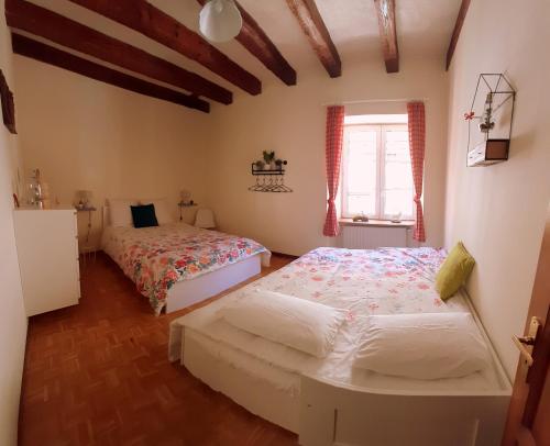 1 Schlafzimmer mit 2 Betten und einem Fenster in der Unterkunft N¨°1 SCHONGAUER GITE DE CHARME CENTRE TOURISTIQUE COLMAR in Colmar