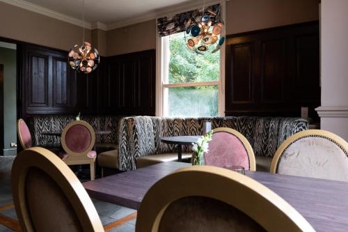 Posezení v ubytování The Merlin by Innkeeper's Collection