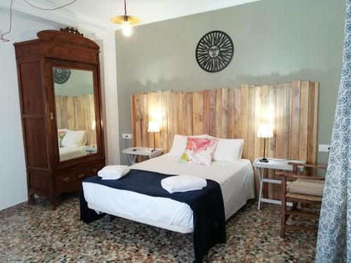 サンルーカル・デ・バラメダにあるCasa Algarabíaのベッドルーム(大型ベッド1台、鏡付)