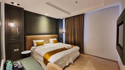 ein Schlafzimmer mit einem großen Bett in einem Zimmer in der Unterkunft Hotel Shalva Jakarta in Jakarta