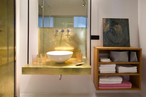 a bathroom with a bowl sink on a counter at Boutique-Ferienwohnung im alten Weinhaus Moser in Grünstadt