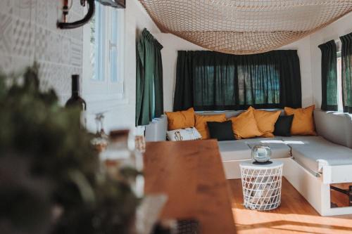 Ruang duduk di Tiny House Lebenshofalpakas