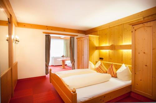 een slaapkamer met een groot bed in een kamer bij Hotel Alpenblick in Bach