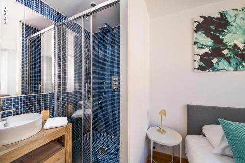 La salle de bains est pourvue d'une douche et d'un lavabo. dans l'établissement NOCNOC - Le Mosaïque, centre Toulouse, à Toulouse