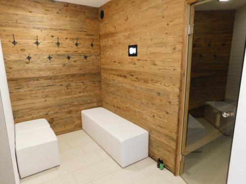 Vonios kambarys apgyvendinimo įstaigoje Residence Edelweiss C332