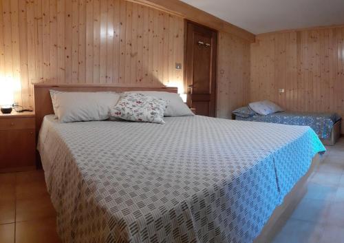 Un dormitorio con una cama grande con una almohada. en L'angolo di Anna, en Porretta Terme