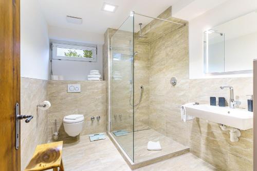 W łazience znajduje się prysznic, umywalka i toaleta. w obiekcie Appartement Seefeld Tirol - Luxusappartement Birkenwald w mieście Seefeld in Tirol