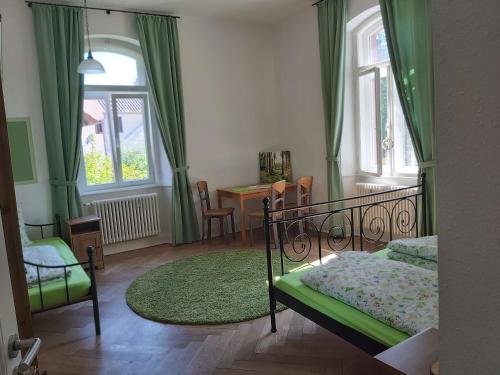 Forsthaus Merzalben Hostel tesisinde bir odada yatak veya yataklar