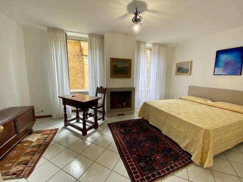 um quarto com uma cama, uma mesa e uma lareira em Fontana di San Giacomo em Bérgamo