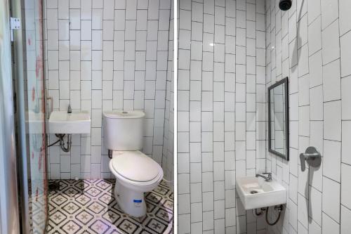 Gallery image of SUPER OYO 3109 Point Inn in Jakarta