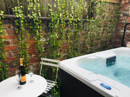 The Mount Hideaway with Hot Tub