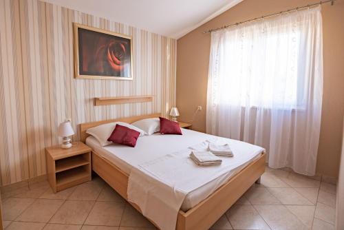 En eller flere senge i et værelse på Apartments Matić