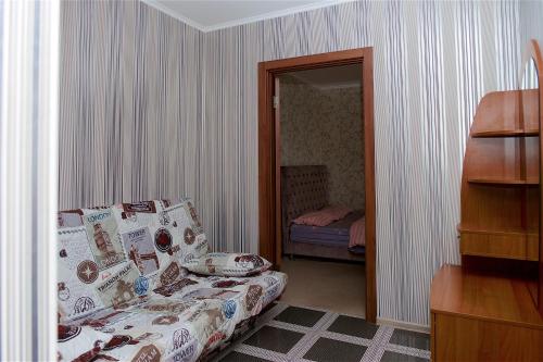 un soggiorno con divano e una camera da letto di Охайна двокімнатна квартира біля Дніпра! a Čerkasy