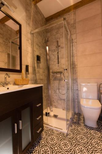 a bathroom with a shower and a toilet and a sink at Posada Sierra de la Culebra in Ferreras de Abajo