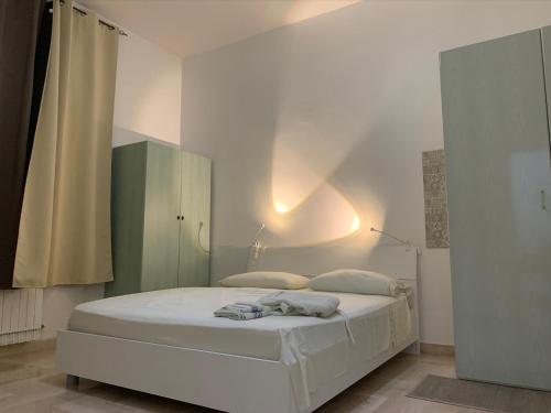 ターラントにある"In canoa Inn" Luxury Apartments Gruppo Albergo Lamannaの白いベッドルーム(ベッド1台付)