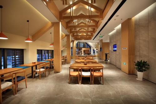 una grande sala da pranzo con tavoli e sedie di Holiday Inn Express Guilin City Center by IHG a Guilin