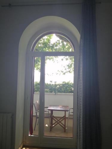 an arched window with a table and a tableearcher at CR Luarri in Donostia-San Sebastián