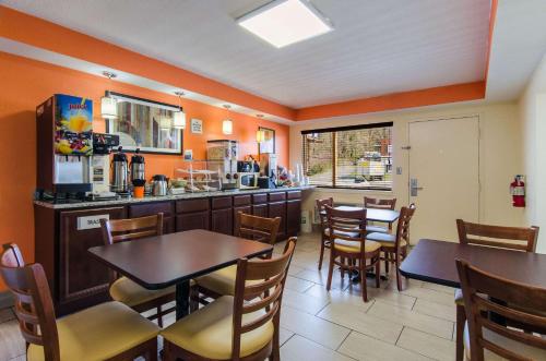 Un restaurante o sitio para comer en Econo Lodge Near Motor Speedway