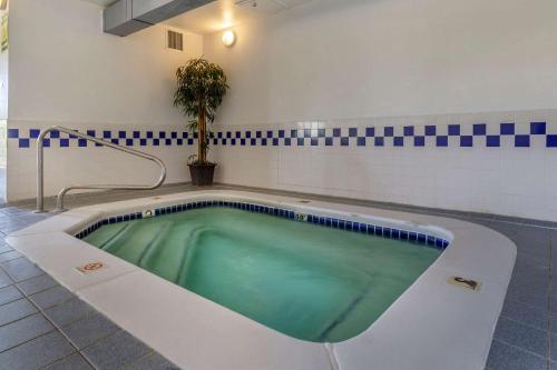 a swimming pool in a room with at Comfort Inn Kennewick Richland in Kennewick