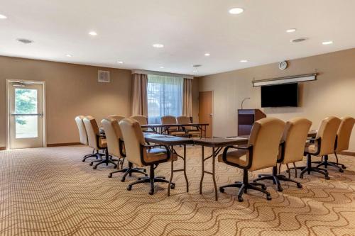 Μια τηλεόραση ή/και κέντρο ψυχαγωγίας στο Comfort Suites Delavan - Lake Geneva Area