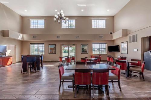 Μια τηλεόραση ή/και κέντρο ψυχαγωγίας στο Comfort Suites Delavan - Lake Geneva Area