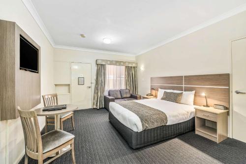 Un pat sau paturi într-o cameră la Quality Inn Ashby House Tamworth