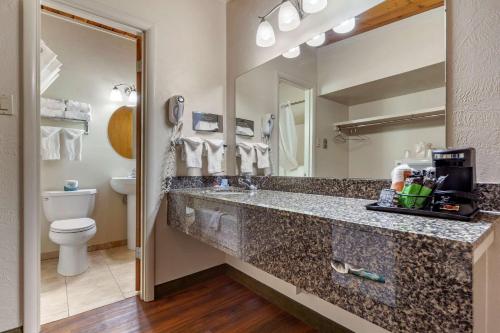 Ένα μπάνιο στο Harmony Inn & Suites