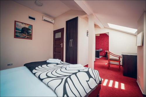 ソスノヴィエツにあるEuphoria Residenceのベッドルーム1室(ベッド1台、デスク、椅子付)