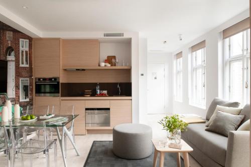 
A kitchen or kitchenette at Eric Vökel Boutique Apartments - Copenhagen Suites

