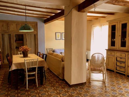 ein Wohnzimmer mit einem Sofa, einem Tisch und Stühlen in der Unterkunft Cal Tató in Os de Balaguer